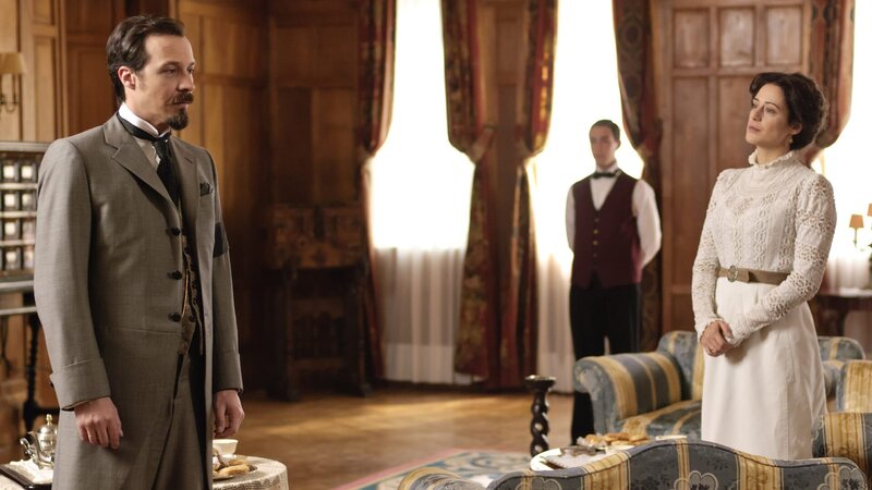 Alfredo Vergara (Fele Martínez) und Sofía Alarcón (Luz Valdenebro) – Bild: AXN White