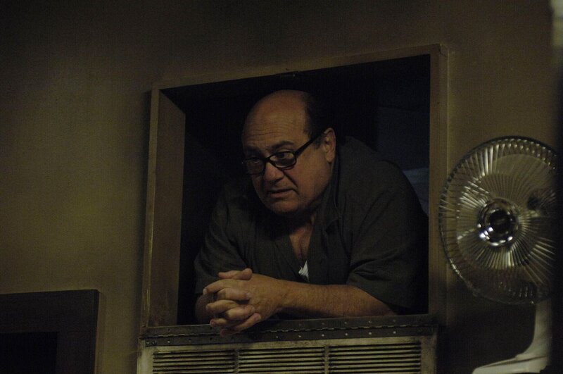 Frank (Danny Devito) sucht verzweifelt nach dem versteckten Testament … – Bild: Fox and its related entities
