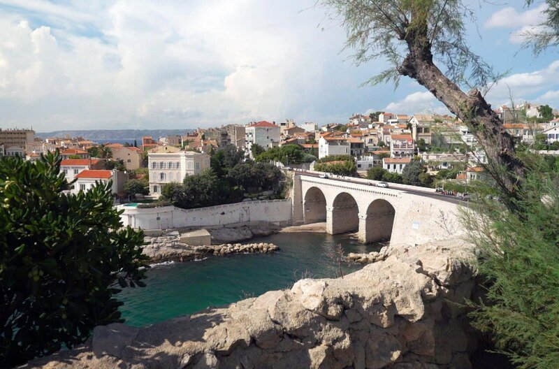 Sommer, Sonne und Meer: Die Küstenstraße Corniche Kennedy in Marseille ist für ihre hohen Klippen und schicken Villen bekannt. – Bild: Elephant Doc