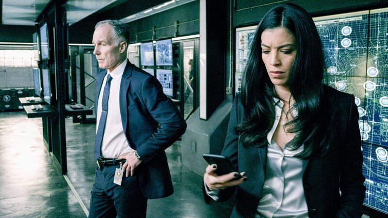 Patrick St. Esprit (Robert Hicks), Stephanie Sigman (Jessica Cortez). – Bild: ORF/​Sony Pictures/​CBS/​screengrab