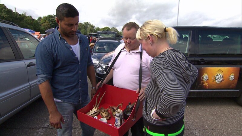 Von links: Trödelexperte Sükrü Pehlivan (li.) und Julia schicken Peter mit dem Bauchladen über den Flohmarkt. – Bild: RTL II