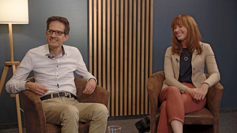 Dr. Jan Carsten Schnurr, Julia Garschagen (v. l.) Verwendung nur in Verbindung mit der Programmkommunikation. Jede andere Nutzung ist untersagt. – Bild: Bibel TV/​FTH talk – echt und ehrlich