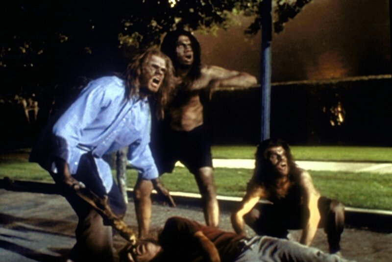 (v.l.n.r.) Die vier Studenten Colm (Eric Matheny), Hunt (Kal Penn), Kip (Jake Phillips) und Roy (Bryan Cuprill) haben sich nach exzessivem Biergenuss in Neandertaler verwandelt. – Bild: Twentieth Century Fox Film Corporation