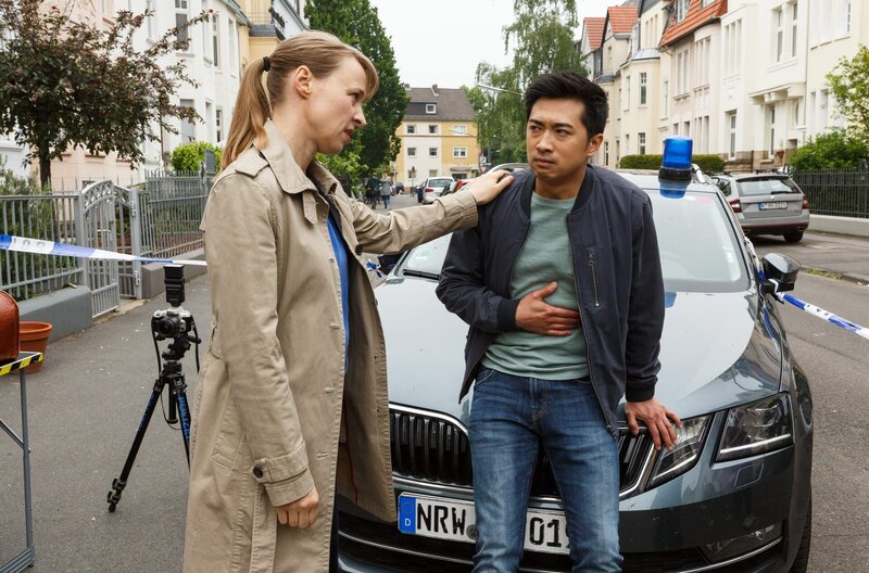 Leichenfund im Fahrradschuppen – Hui Ko (Aaron Le, r.) ist schlecht, Vicky Adam (Katja Danowski, l.) hat Verständnis. – Bild: ARD/​Kai Schulz