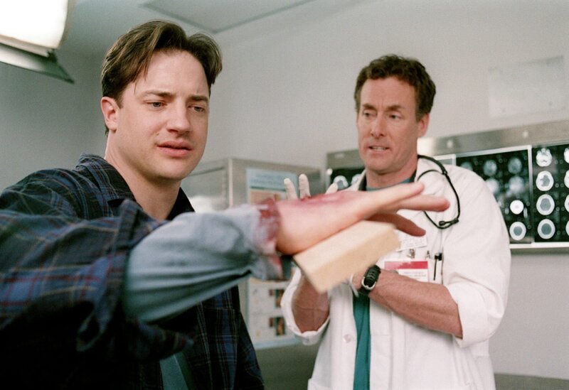 „Scrubs – Die Anfänger“, „Meine Zweifel.“ J.D.s neuer Patient ist Ben Sullivan, guter Freund und Ex-Schwager von Dr. Cox. Als eine Wunde an Sullivans Hand unvermutet zu bluten beginnt, läuten bei den Ärzten die Alarmglocken. Sie machen eine Reihe von Tests, die ein erschreckendes Ergebnis bringen. Sullivan hat Leukämie. Da es andernorts aber zu Verwechslungen bei Patientenakten gekommen ist, zweifelt J.D. die Resultate an. Im Bild (v.li.): Brendan Fraser (Ben Sullivan), John C. McGinley (Dr. Perry Cox). – Bild: ORF