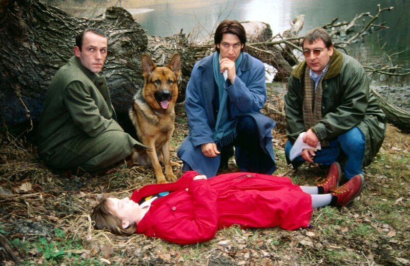 In einem Gebüsch in den Prater-Auen findet man die Leiche eines 12-jährigen Mädchens, das gerade auf dem Weg vom Musikunterricht nach Hause war. Kommissar Moser (Tobias Moretti, M.) sowie die Kriminalassistenten Peter Höllerer (Wolf Bachofner, r.) und Ernst Stockinger (Karl Markovics, l.) sind am Tatort. – Bild: ORF 2