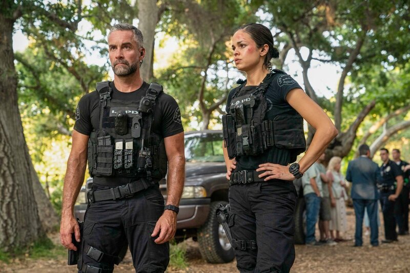 David ‚Deacon‘ Kay (Jay Harrington) und Christina ‚Chris‘ Alonso (Lina Esco) – Bild: ORF/​Sony Pictures/​CBS/​Robert Voets
