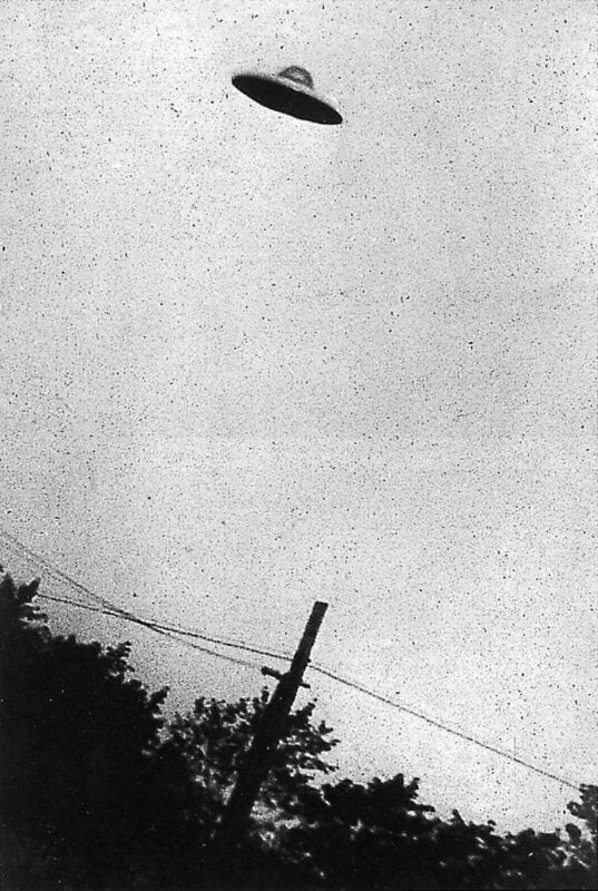 Ufo Files, Hangar 18 Ufo Warehouse, Ufo Files, Hangar 18 Grainy B&W image of purported UFO, Passoria, New Jersey – Bild: Licensed by Universal Studios Limited Lizenzbild frei