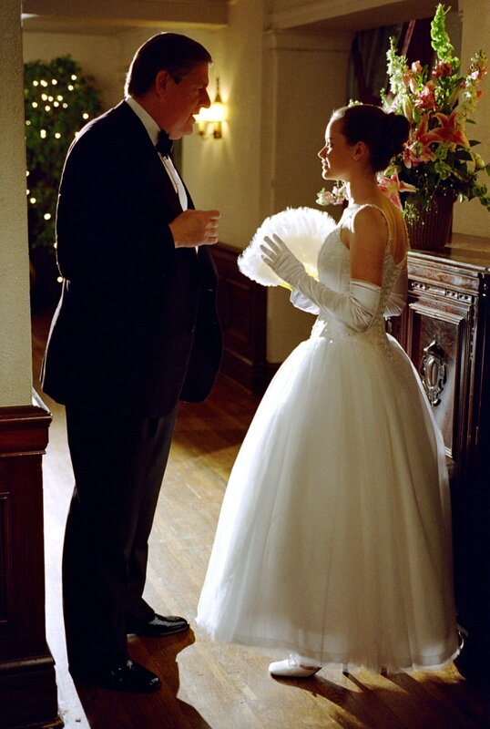 Während sich Rory (Alexis Bledel, r.) mit dem Debütantinnenball und der damit verbundenen Rückkehr ihres Vaters auseinandersetzen muss, sorgen Richards (Edward Herrman, l.) berufliche Sorgen für Streitigkeiten mit seiner Frau … – Bild: Warner Bros. Entertainment, Inc.