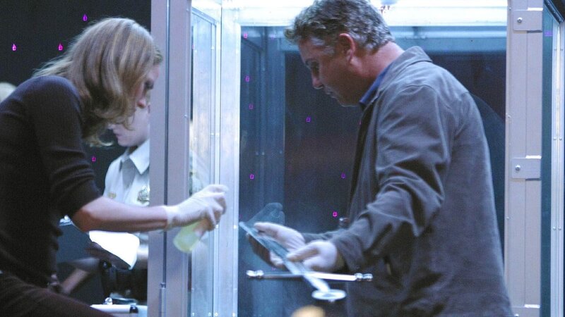Ein Magier ist während seines Auftritts auf tragische Weise umgekommen. War es ein Unfall oder Mord? Sara (Jorja Fox) und Grissom (William Petersen) untersuchen die Requisiten des Zauberers. – Bild: Foto: TVNOW /​ CBS