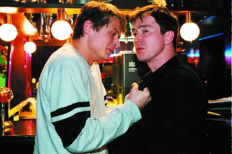 Anton (Roman Knizka, l.) wird von seinem früheren Drogendealer Sonner (Uwe Bohm, r.) erpresst und lässt sich auf ein gewagtes Unternehmen ein … – Bild: ORF 2