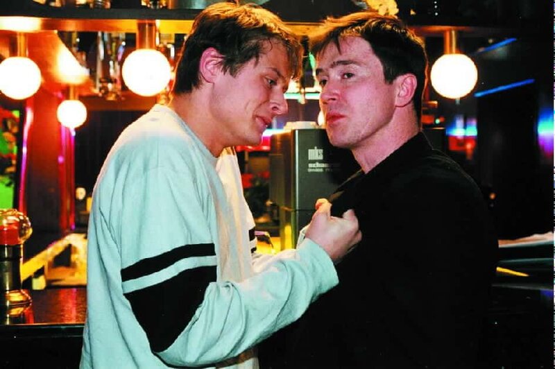 Anton (Roman Knizka, l.) wird von seinem früheren Drogendealer Sonner (Uwe Bohm, r.) erpresst und lässt sich auf ein gewagtes Unternehmen ein … – Bild: ORF 2