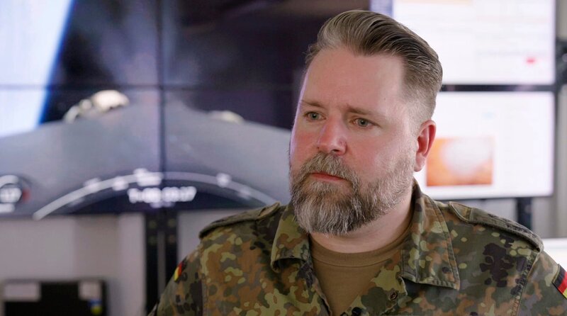 Oberst Manderfeld vom Weltraumkommando ist um Europas Sicherheit im All besorgt. – Bild: HR/​Katrin Wegner