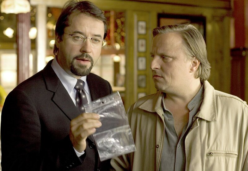 Rechtsmediziner Prof. Karl-Friedrich Boerne (Jan Josef Liefers, li) hat ein Beweismittel gefunden. Er ist sicher, dass ein DNA-Abgleich die Ermittlungen vorantreiben wird. Kommissar Frank Thiel (Axel Prahl) ist skeptisch. – Bild: WDR/​Michael Böhme