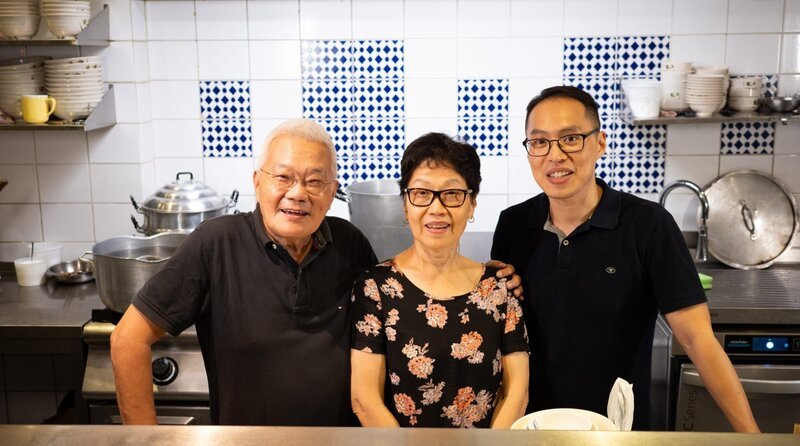 Familie Ting in der Küche des Lon Men’s Noodle House. – Bild: BR/​Robin Worms