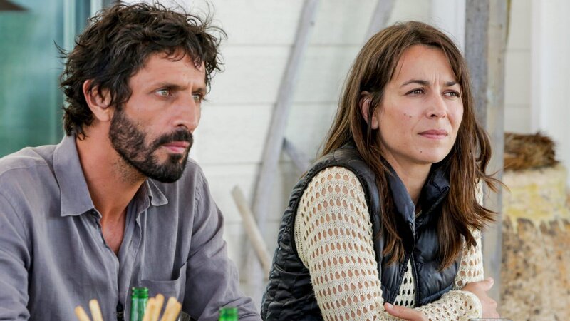 Lena Lebon (Marie Dompnier) und Ben Lebon (David Kammenos) nähern sich nach ihrer Beziehungspause wieder an. – Bild: ZDF und Langro Thierry