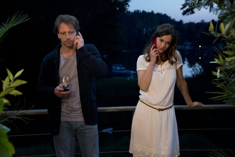 Ellisa (Suzan Anbeh) und Markus (Hendrik Duryn) haben für einige Zeit die Häuser getauscht -- so zieht Markus aufs Land und Elisa nach Stockholm. Die beiden haben sich nie gesehen, doch am Telefon entwickelt sich zwischen ihnen eine besondere Freundschaft. – Bild: ZDF, Marco Meenen