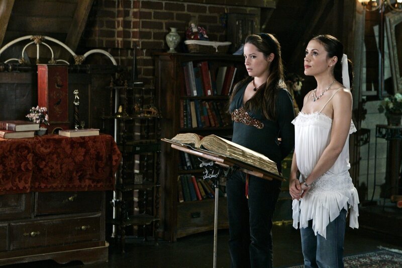 Billie gerät in die Fänge von Zira und muss ihr helfen, ihren teuflischen Plan umzusetzen. Phoebe (Alyssa Milano, r.), Piper (Holly Marie Combs, l.) und Paige sind wieder einmal gefragt … – Bild: Paramount Pictures Lizenzbild frei