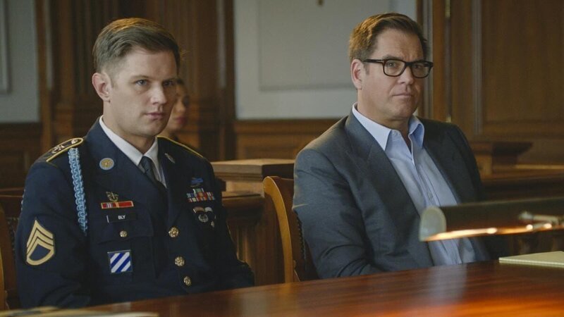 Sergeant Carter Bly (Michael Oberholtzer, l.); Jason Bull (Michael Weatherly, r.) – Bild: 2022 CBS Broadcasting Inc. All Rights Reserved. Lizenzbild frei