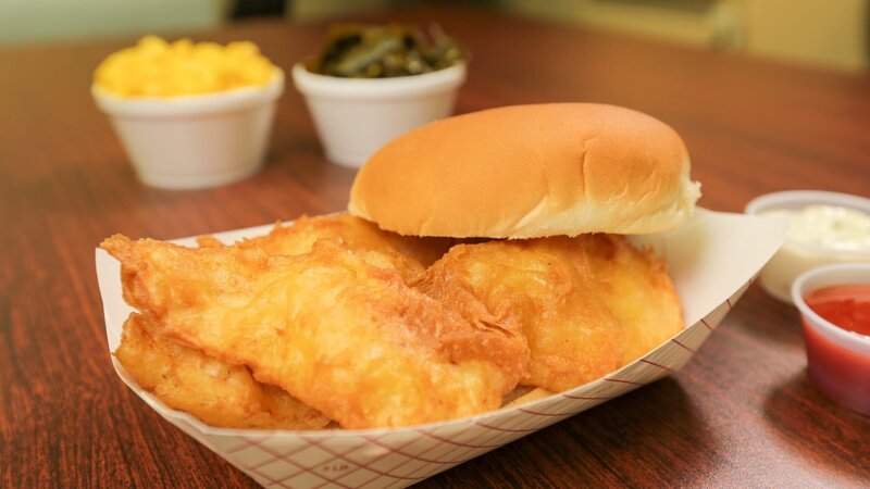 Gebratene Kabeljau-Sandwiches von „Wholey’s Hot Kitchen“ im Strip District von Pittsburgh. – Bild: ORF 1