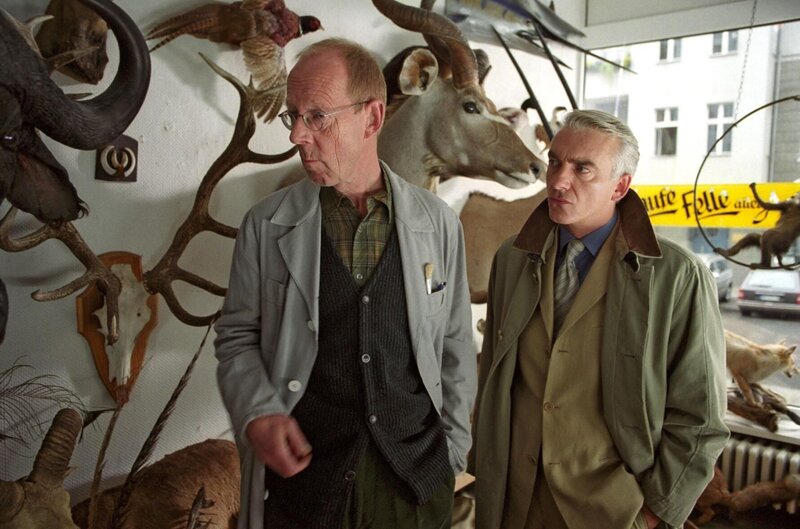 Felix (Christoph M. Ohrt, r.) besucht das Atelier des Tiermodellbauers Schubert (Hans Peter Korff, l.). – Bild: SAT.1 /​ Hardy Spitz