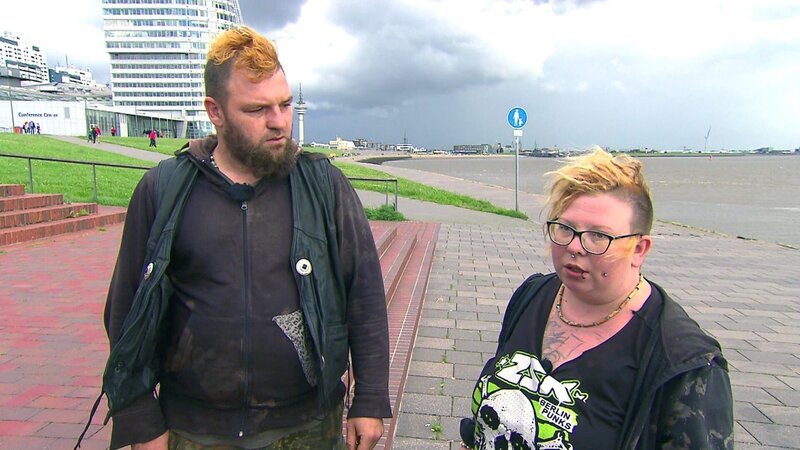 Paddy (39, li.) und Lausi (32) nehmen endgültig Abschied von Bremerhaven. – Bild: RTLZWEI