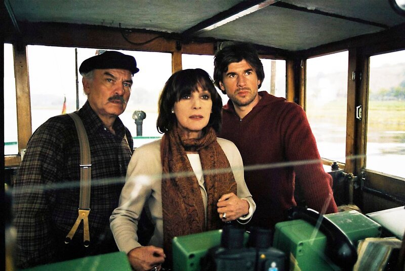 Lotti (Heidelinde Weis) wird von Ernst (Charles Brauer, l.) und Paul (Daniel Morgenroth) zu einer turbulenten Reise «entführt». – Bild: ORF Lotti (Heidelinde Weis) wird von Ernst (Charles Brauer, l.) und Paul (Daniel Morgenroth) zu einer turbulenten Reise «entführt». – Bild: ORF