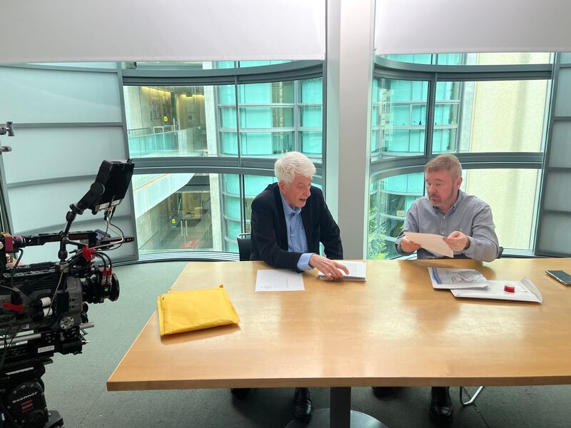 Jacques Vallée und Garry Nolan diskutieren in Stanford über Materialien, die in der Nähe von UFO-Absturzstellen entdeckt wurden. – Bild: Vice Media Acquisitions LLC