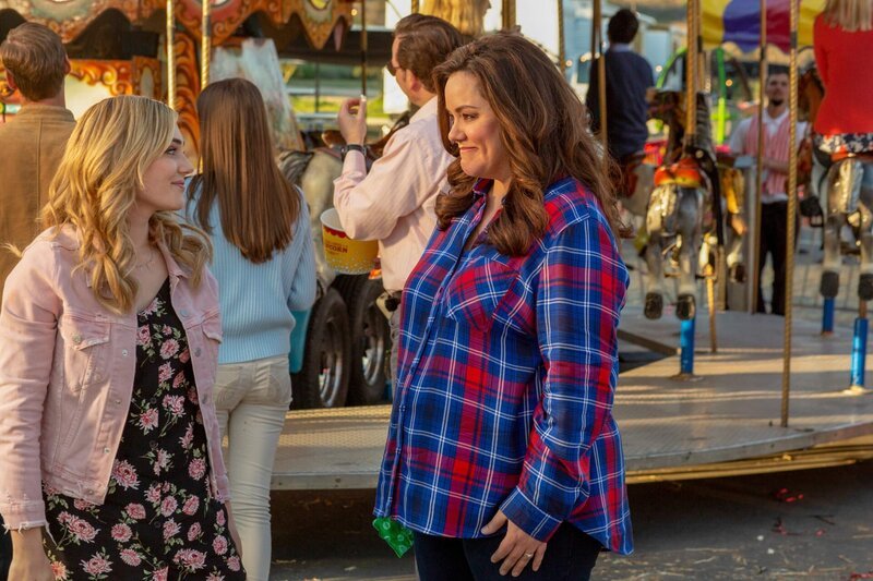 Meg Donnelly (Taylor Otto), Katy Mixon (Katie Otto). – Bild: ORF/​Disney/​ABC/​Michael Ansell