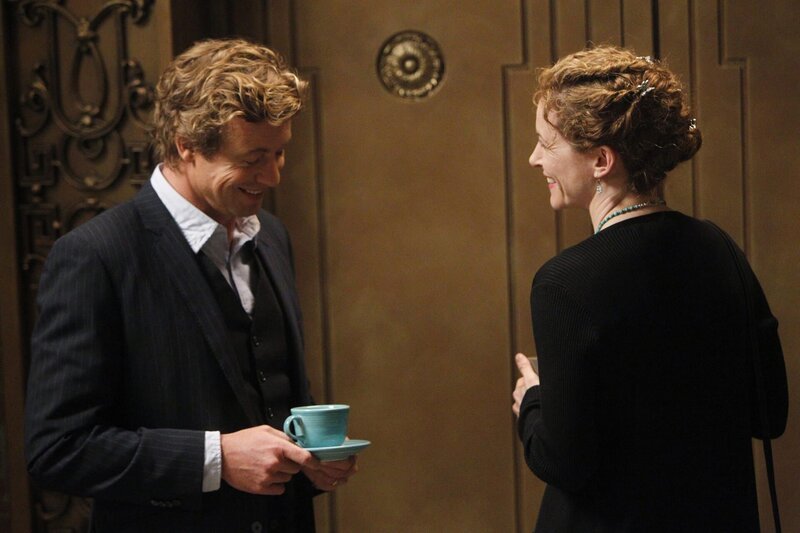 Nachdem sich Patrick (Simon Baker, l.) den Schauplatz des Verbrechens angesehen und analysiert hat, ist ihm klar, dass dies nicht Red John, sondern erneut ein Nachahmungstäter gewesen sein muss. Und schon bald ist auch Kristina Frye (Leslie Hope, r.) in großer Gefahr … – Bild: Warner Brothers