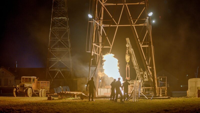  Der junge Franz Kramer (Michael Steinocher), der junge Reiter Senior (Wolfgang Rauh), de rjunge Alvarez Senior (Laurence Rupp), der junge Bartl (Dominic Marcus Singer) beobachten den Ölbrand – Bild: ORF/​Mona Film