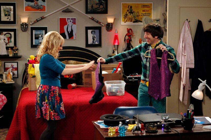 Die Vorbereitungen für ihre Zaubershow laufen auf Hochtouren: Bernadette (Melissa Rauch, l.) und Howard (Simon Helberg, r.) … – Bild: Warner Bros. Television