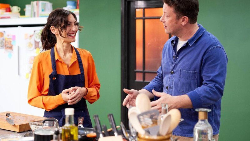 Die Jury möchte in zwei verschiedenen Challenges den einzigartigen Stil der Teilnehmenden kennen lernen. Jamie Oliver steht ihnen zur Seite. – Bild: RTL /​ Jamie Oliver Enterprises Ltd.
