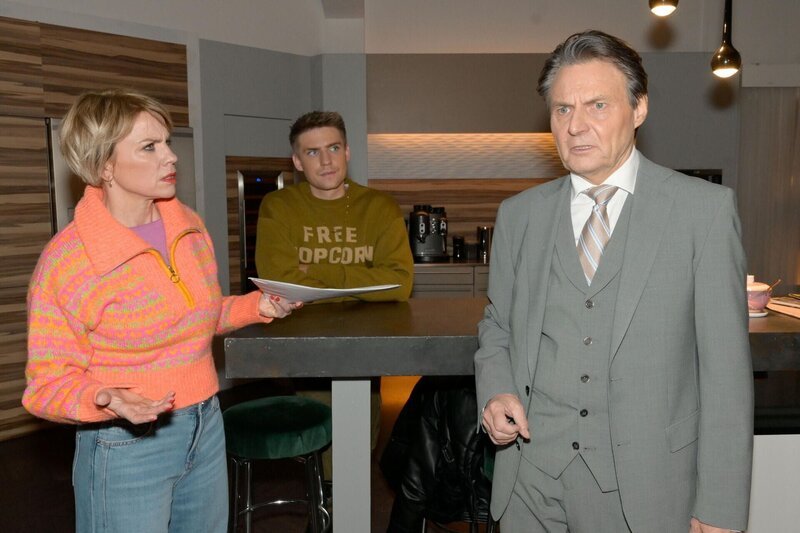 Yvonne (Gisa Zach) und Moritz (Lennart Borchert, M.) sind von Gerners (Wolfgang Bahro) aggressivem Verhalten befremdet. – Bild: RTL /​ Rolf Baumgartner