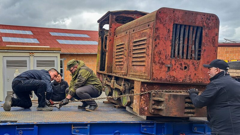 Baumaschinenspezialist Marcus Thiel und sein Kollege „Blitzi“ helfen einer Straßenwalze aus den 1950er Jahren wieder auf die Beine. – Bild: Warner Bros. Discovery