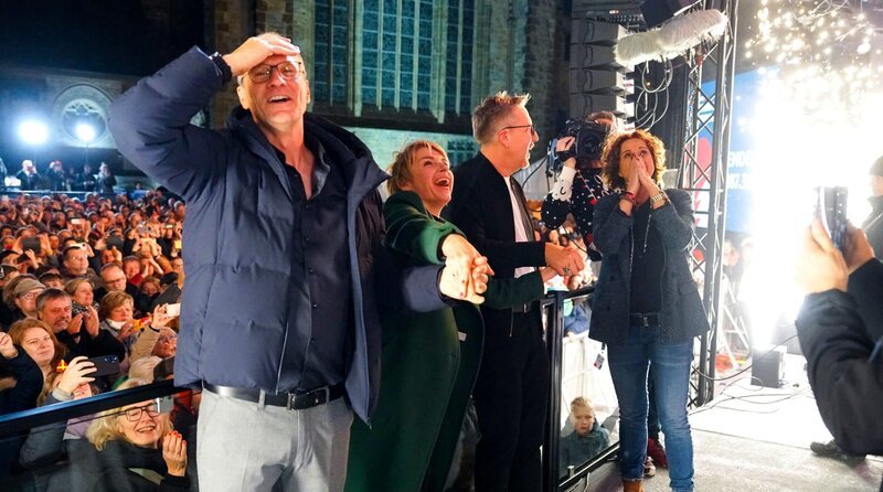Zum dritten Mal in Folge bringt der WDR in der Vorweihnachtszeit seine große Spendenaktion „DER WESTEN HILFT“ an den Start: Vom 29. November bis 20. Dezember 2024 heißt es auf allen Kanälen „Gemeinsam gegen den Hunger in der Welt“. Der WDR arbeitet erneut mit dem Bündnis deutscher Hilfsorganisationen „Aktion Deutschland Hilft“ zusammen. Ein Höhepunkt wird wie in den beiden Vorjahren das „WDR 2 Weihnachtswunder“ sein, das live aus Paderborn gesendet wird. v.l.n.r.: Moderationsteam Thomas Bug, Sabine Heinrich, Jan Malte Andresen und Steffi Neu. – Bild: WDR/​Timo Grau