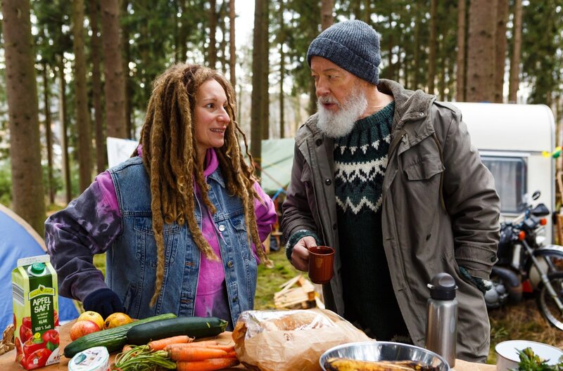 Bielefelder (Bill Mockridge, r.) erlangt Trudis (Rebecca Madita Hund, l.) Vertrauen, indem er ihr von seiner Zeit als Besetzer erzählt. – Bild: Kai Schulz