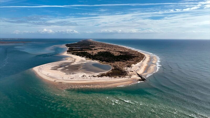 Die meisten der insgesamt 13 Nationalparks von North Carolina befinden sich in der Küstenregion: auch „Cape Hatteras National Sea Shore“ – 1953 als erster Küstennationalpark der USA gegründet. – Bild: NDR/​Florian Melzer