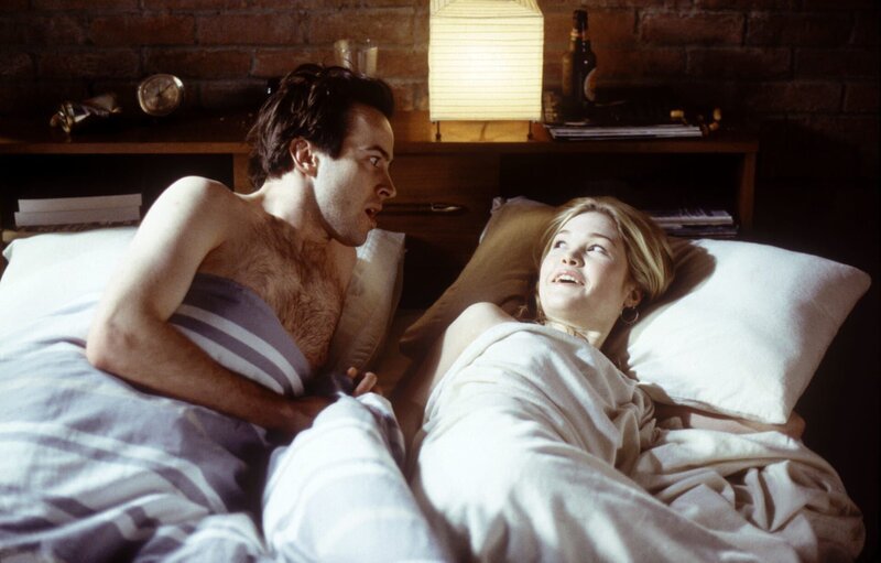 Am Morgen nach seiner Junggesellenparty wacht Paul (Jason Lee) neben der schönen Becky (Julia Stiles) auf, die sich als die Cousine seiner Braut entpuppt … – Bild: RTL II Am Morgen nach seiner Junggesellenparty wacht Paul (Jason Lee) neben der schönen Becky (Julia Stiles) auf, die sich als die Cousine seiner Braut entpuppt … – Bild: RTL II