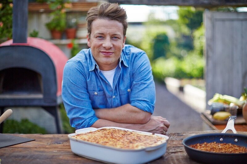 Eine Lasagne darf bei Jamie Olivers Wohlfühlrezepten natürlich nicht fehlen. – Bild: RTL /​ Klassiker mit neuem Twist