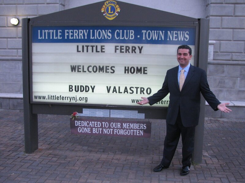 Buddy stands in front of his welcome sign , as seen in ‚Cake Boss‘ series 3 featured in episode 312. – Bild: Copyright: Discovery Communications, Inc. EMEA/​UK Editorial Use Only