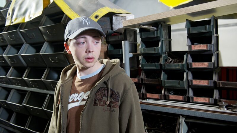 Kevin (Willi Gerk) läuft weg, als er die Polizei sieht. Der normale Reflex eines Jungen, der schon öfter auffällig wurde, oder ein Schuldeingeständnis? – Bild: ZDF/​Marc Meyerbröker