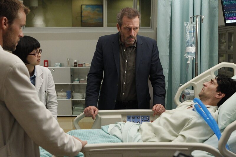 Was fehlt dem Anwalt Thommy (Vincent Spano, r.)? House (Hugh Laurie, M.), Chase (Jesse Spencer, l.) und Park (Charlyne Yi, 2.v.l.) glauben noch an eine Angststörung … – Bild: Universal Network Television LLC