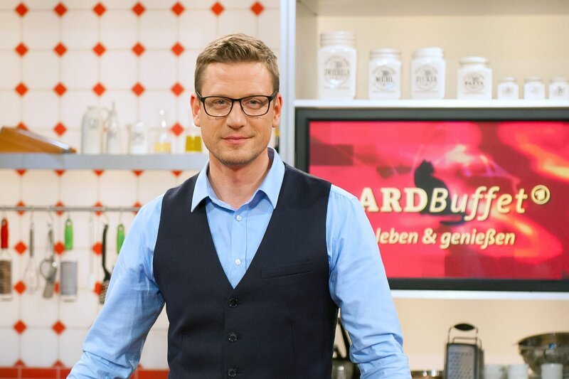 Alle lieben Schnitzel! ARD-Buffet-Moderator Florian Weber auch. – Bild: SWR/​Stephanie Schweigert