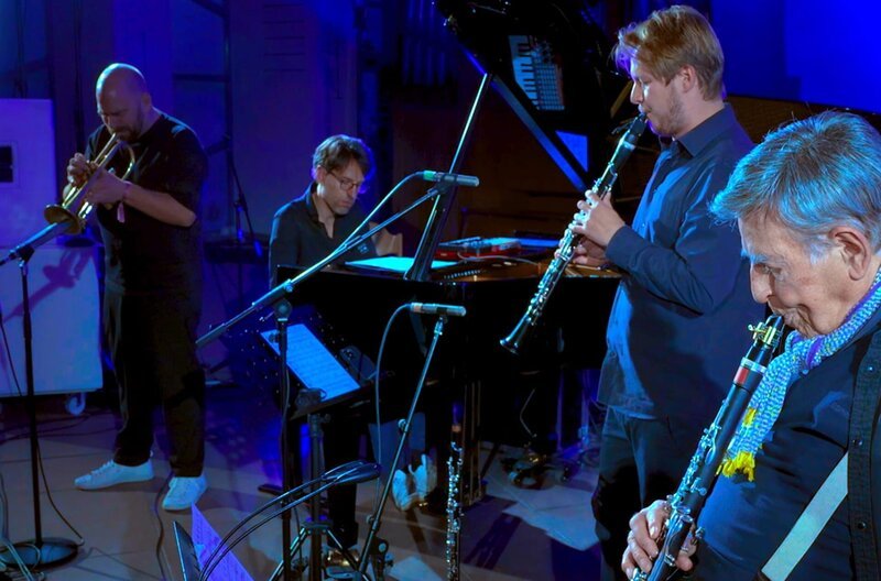 v.l.n.r.: Sebastian Studnitzky, Sebastian Sternal, Sebastian Manz, Rolf Kuehn – Bild: SWR/​rk-film