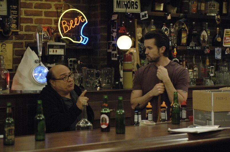 Frank (Danny Devito, l.) und Mac (Rob McElhenney, r.) versuchen sich den mangelhaften Gästebetrieb in ihrer Kneipe zu erklären. Nach und nach kommen sie dahinter, was der Grund dafür sein könnte … – Bild: Fox