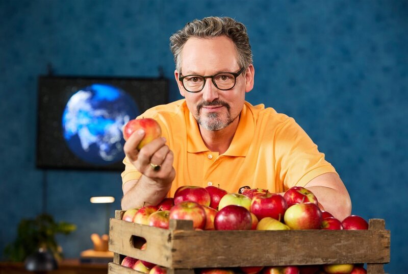Der Apfel ist unsere Nummer eins unter den Obstsorten und gilt als gesund und kalorienarm. Doch Achtung: Die Klimakrise führt zu Ernteausfällen! Die Blüten sprießen immer früher und können durch Frost geschädigt werden, während trockene Sommer, Schädlinge sowie extreme Wetterereignisse wie Starkregen, Stürme und Hagel unser beliebtes Obst gefährden. – Bild: ARD/​Kai Schulz