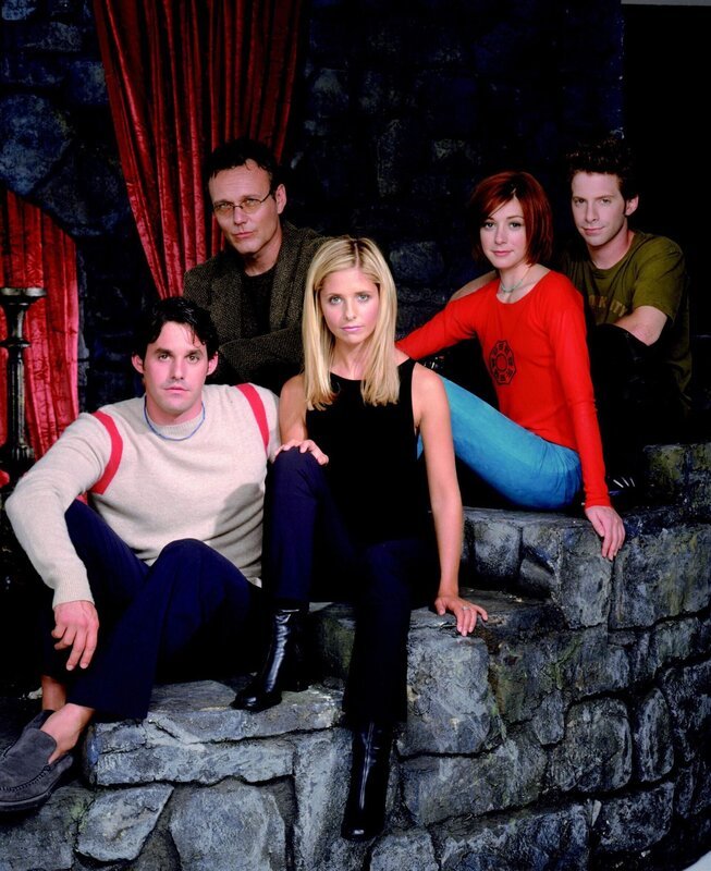 (4. Staffel) – Gemeinsam sind sie stark: Xander (Nicholas Brendon, l.), Giles (Anthony Stewart Head, 2.v.l.), Buffy (Sarah Michelle Gellar, M.), Willow (Alyson Hannigan, 2.v.r.) und Oz (Seth Green, r.) – Bild: ProSiebenSat.1 Media SE