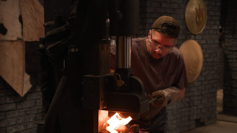 Ein Wettbewerber arbeitet mit einem glühenden Eisen. – Bild: aeairt /​ THE HISTORY CHANNEL /​ A+E Networks