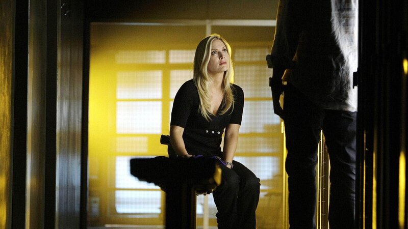 Calleigh (Emily Procter) spricht mit ihrem Kollegen über den aktuellen Fall. – Bild: RTL /​ CBS